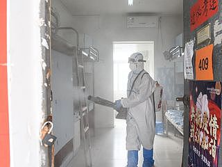新冠肺炎疫情首先在中国武汉爆发，美国政客反复宣扬“中国病毒”以及“武汉病毒”，强行将病毒与中国挂钩。（新华社）