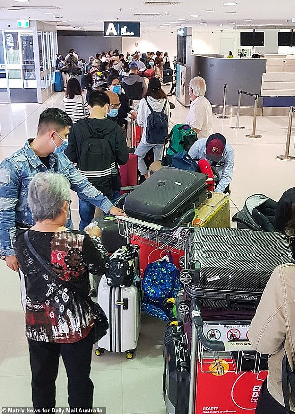 “想赶紧回家！”澳机场旅客爆满，累瘫在地等待航班，航空公司警告：前往禁止入境国的旅客被拒登机（视频/组图） - 5