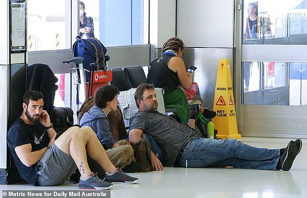 “想赶紧回家！”澳机场旅客爆满，累瘫在地等待航班，航空公司警告：前往禁止入境国的旅客被拒登机（视频/组图） - 6