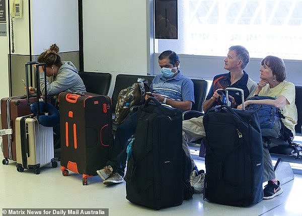 “想赶紧回家！”澳机场旅客爆满，累瘫在地等待航班，航空公司警告：前往禁止入境国的旅客被拒登机（视频/组图） - 7