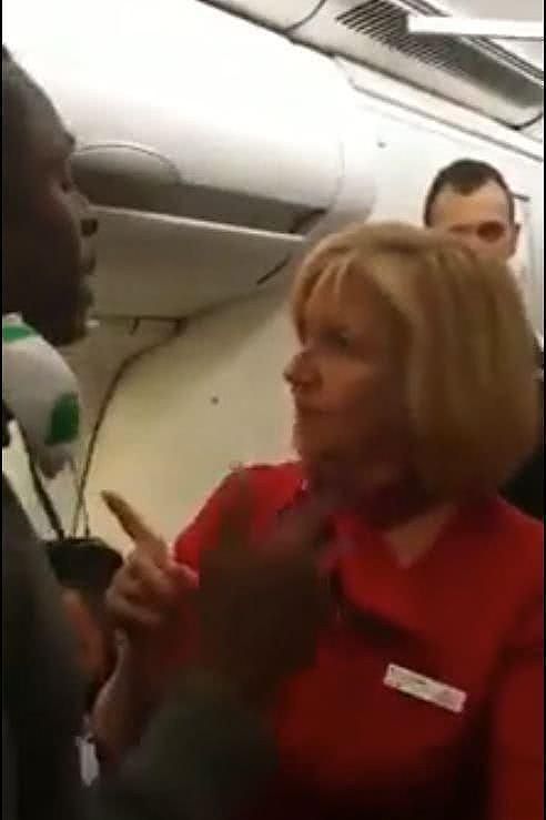 疫情下外国飞机上还有这种事：空乘不停擦着男旅客吐她一脸的口