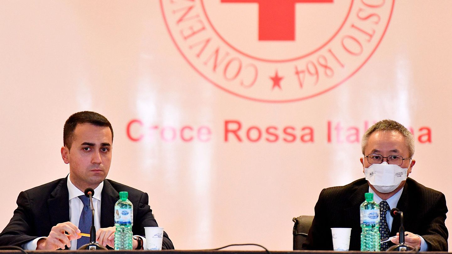 意大利外交部长路易吉·迪马尤(左)和中国驻意大利大使李军华出席2020年3月13日在罗马举行的新闻发布会。（AP）