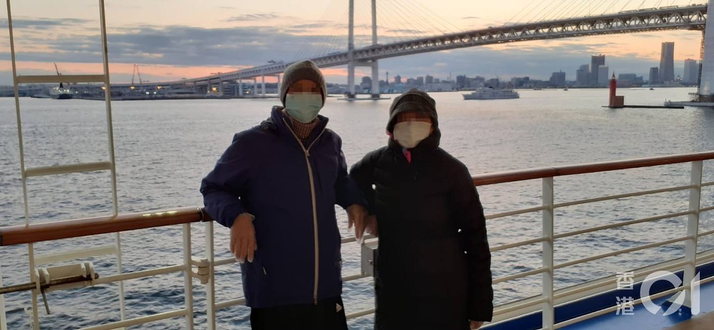 在横滨泊岸隔离的钻石公主号，陈生及妻子等乘客多在房间隔离，偶尔才可到船上甲板走动。 （受访者提供）