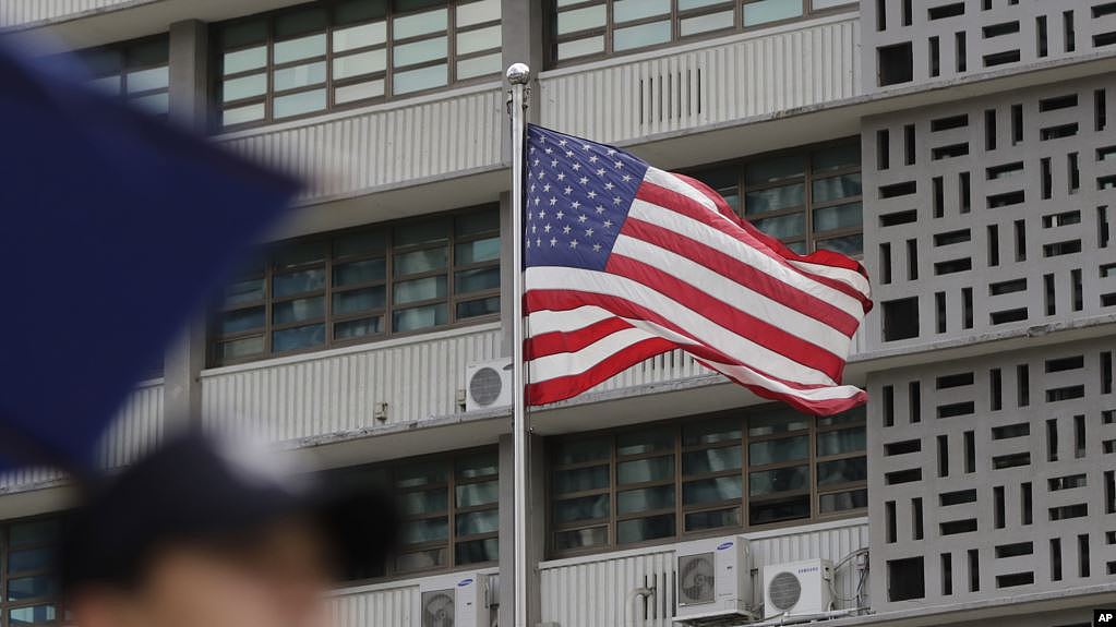 一名韩国警察在韩国首尔的美国大使馆附近站岗（2019年6月27日）。