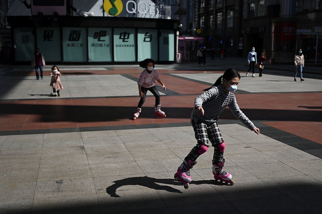 周二，在北京一家购物中心外玩耍的儿童。