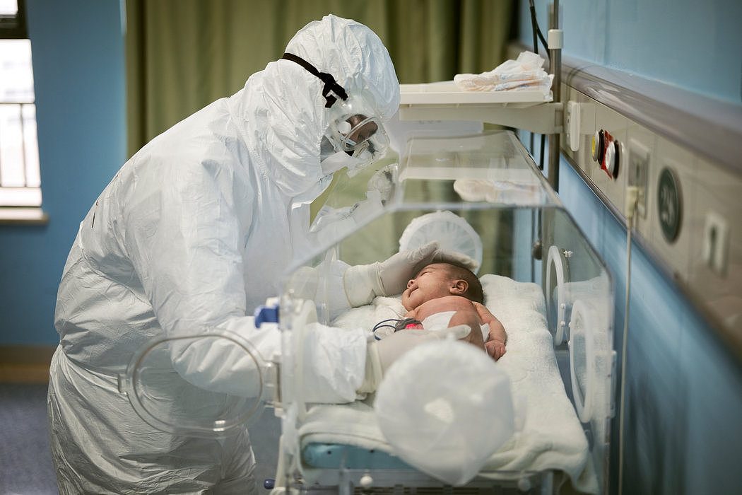 本月初，一名感染冠状病毒的婴儿在中国武汉儿童医院接受了治疗。