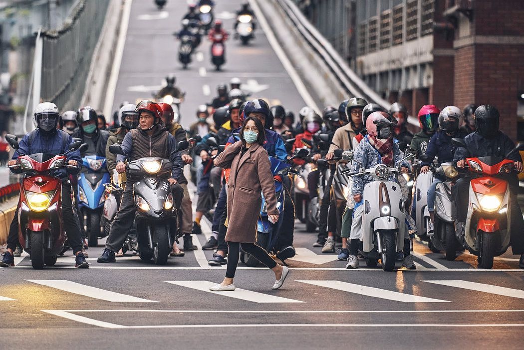 周二，台湾台北，高峰时段过马路的女子。