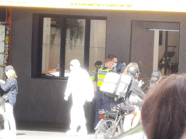 突发！警方封锁墨尔本CBD麦当劳！有人穿防化服进入，口罩护目镜全副武装（组图） - 1