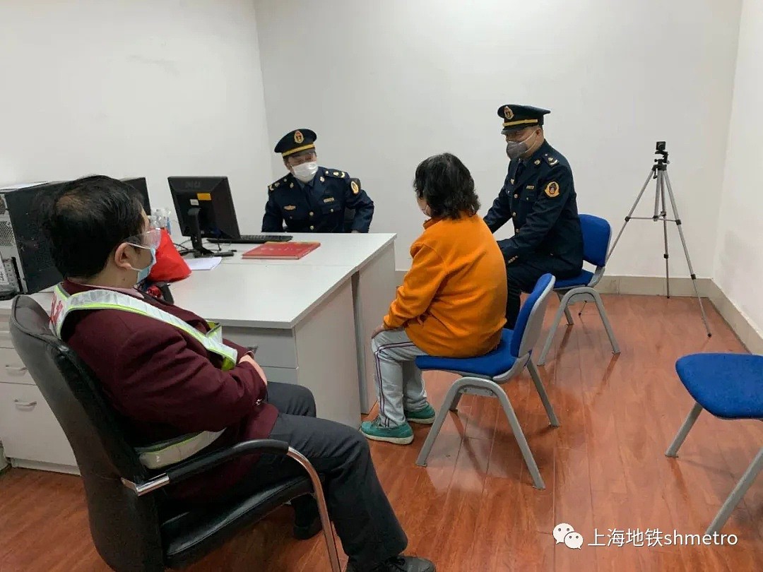 上海地铁上，一女乘客不戴口罩还自备碗筷、大口吃面！结果…（视频/组图） - 3