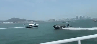 大陆渔船与台湾海巡艇对峙。（微博@大佬时光）