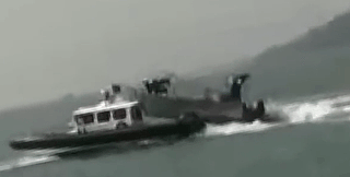 大陆渔船撞击台湾海巡艇。（台海网视频截图）