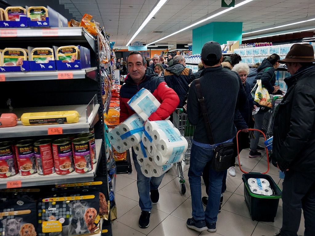 西班牙政府3月14日宣布全国进入紧急状态，随后民众纷纷前往超市囤积生活用品。（Reuters）