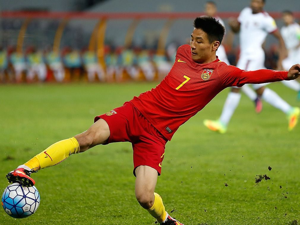 武磊的加入，使得西班牙人在中国人气飙升。图为2016年11月15日，武磊参加2018年俄罗斯世界杯亚洲区预选赛。（新华社）