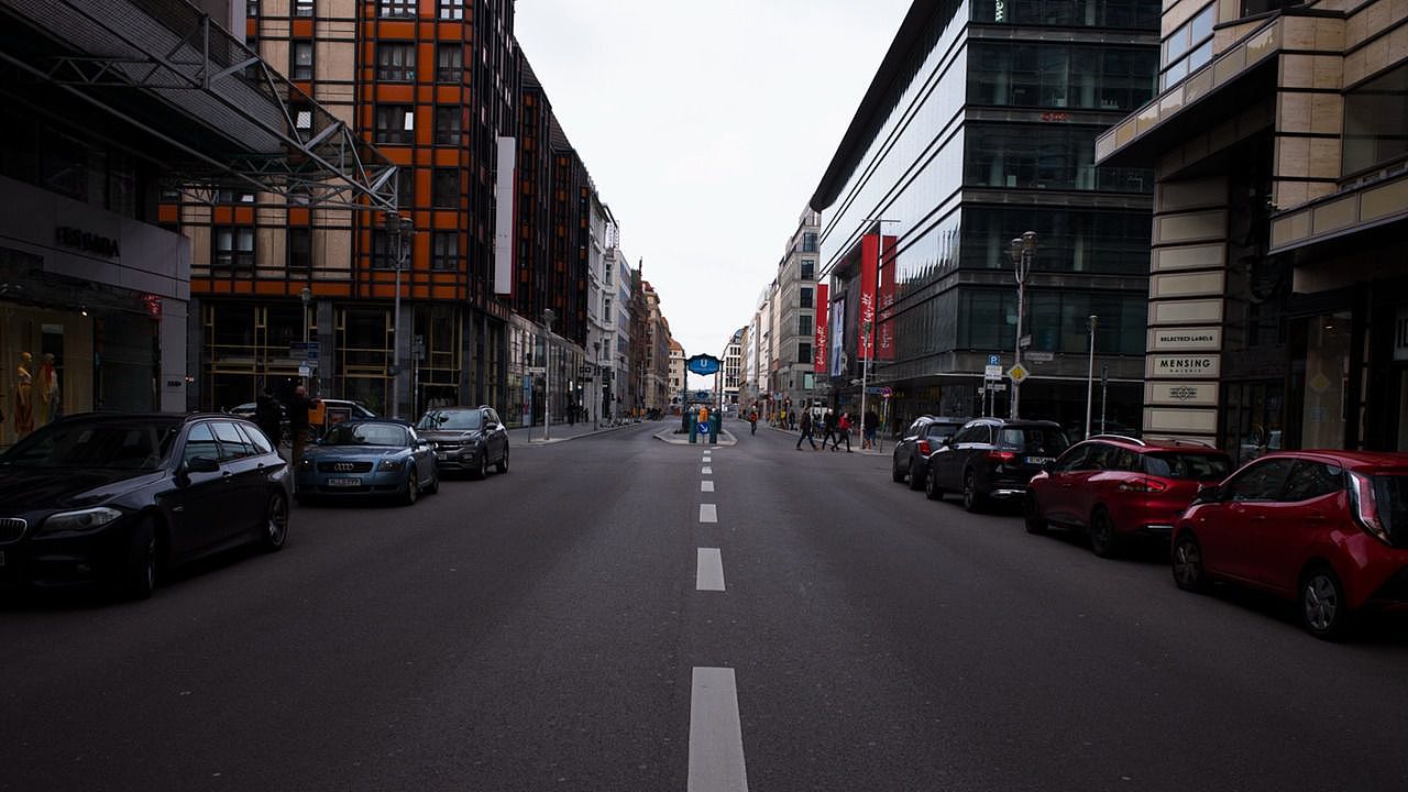 3月15日，德国柏林的弗里德里希大街没有了往日的熙熙往往。（路透社）