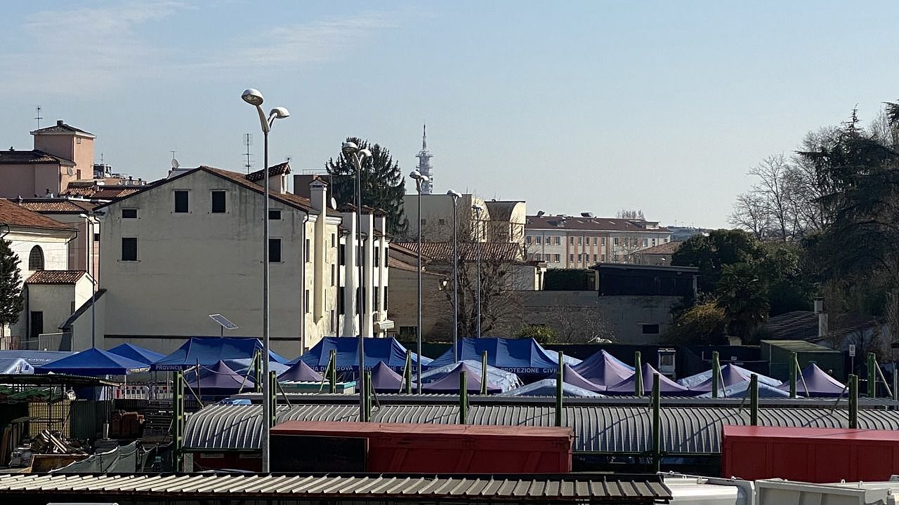 意大利医疗资源严重不足，3月18日，一家医院门口搭起了预检和分诊帐篷。（新华社）