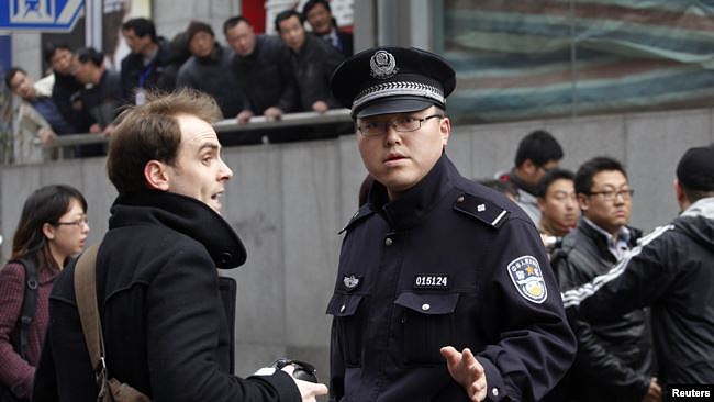 资料照：上海的警察盘查一位驻华外国记者
