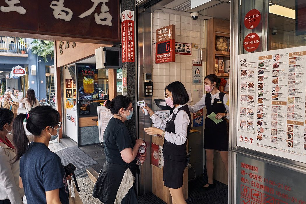 周二，台北，顾客在进入一家餐厅前先量体温。