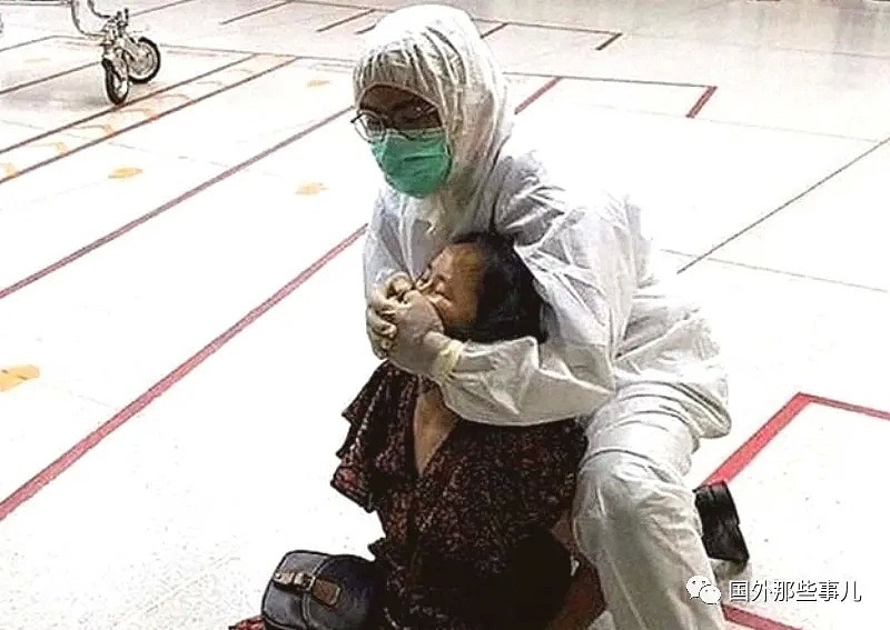中国女子在国外公交车狂吐口水，被抓还向警察吐口水被送去做新冠检测（组图） - 1