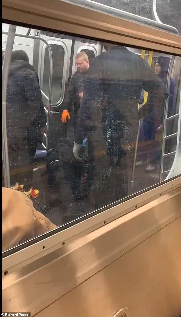 美国男子在地铁上突然呼吸困难，“大喘一口气”后晕倒在地