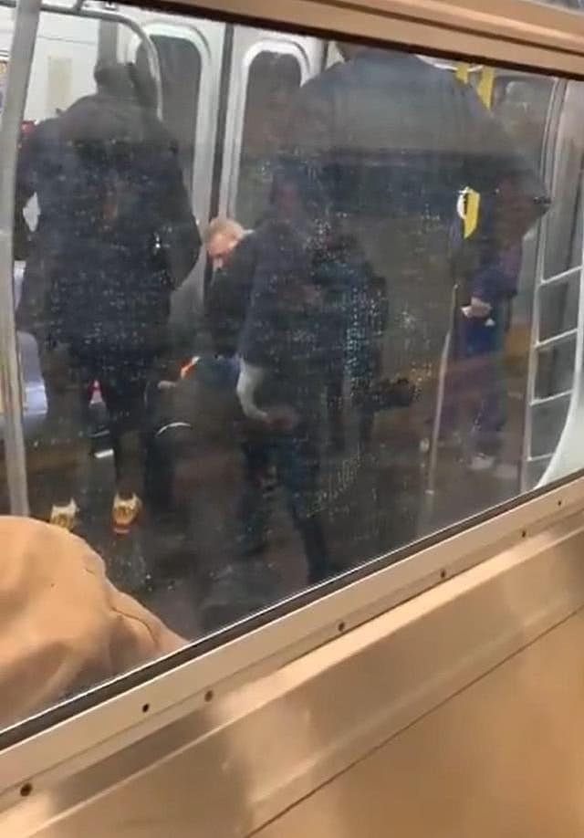 美国男子在地铁上突然呼吸困难，“大喘一口气”后晕倒在地