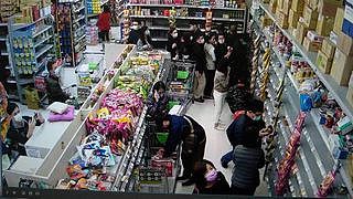 台湾大卖场出现民生物资抢购潮。（中央社）