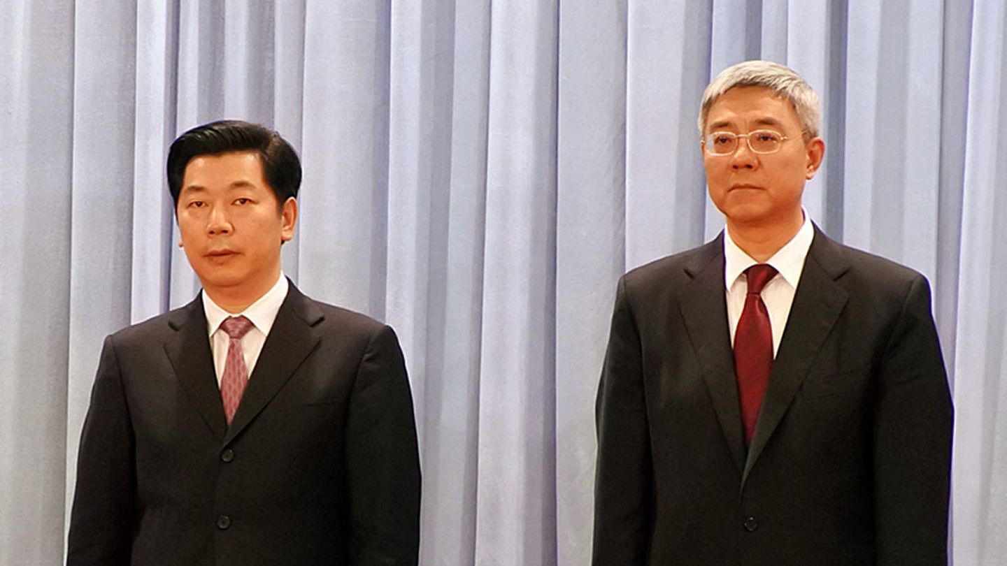2016年由浙江调往上海的廖国勋，2020年3月由上海市纪委书记升级为政法委书记。图为2017年5月和时任上海市委副书记尹弘（右）在一起的廖国勋。（左）（中央社）