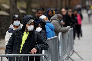 3月19日在纽约市，民众在医院外排队等候接受新型冠状病毒检测。（路透社）