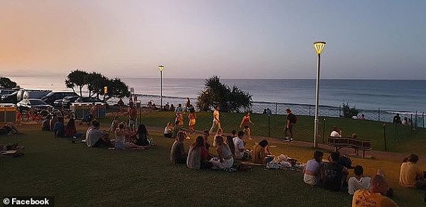 社交距离令形同虚设！数百人齐聚拜伦湾海滩看日落（组图） - 5