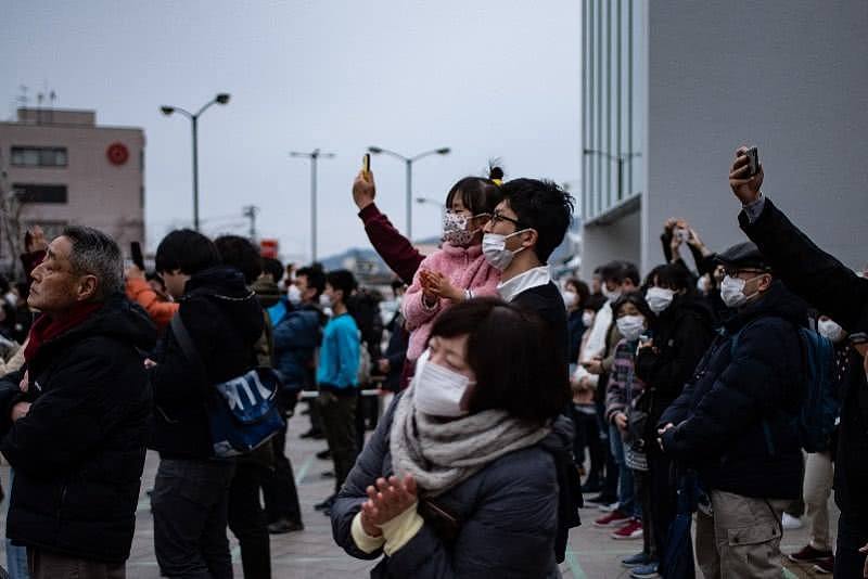 挤爆了！日本人围观奥运圣火、赏樱花、逛街，政府警告不管用（组图） - 4