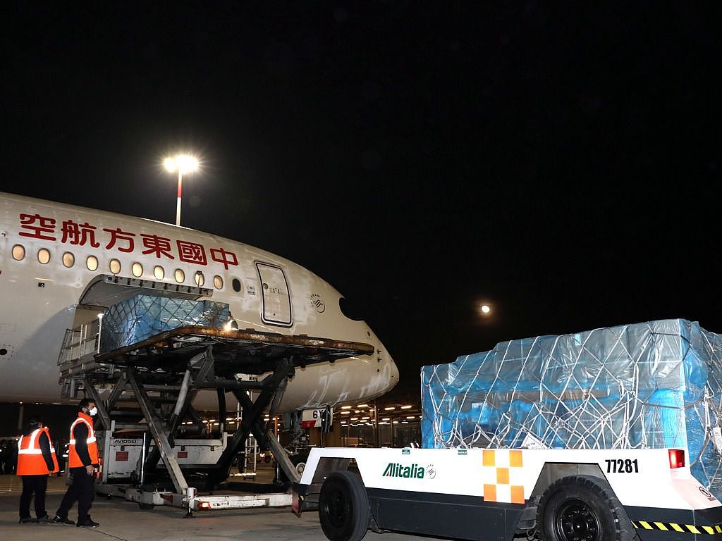 3月12日，在罗马的费米西诺机场，一架载有医疗小组成员和几吨来自中国的医疗物资的包机抵达罗马，帮助意大利抗击冠状病毒疫情。（AP）