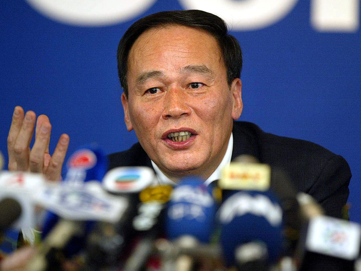 2003年4月30日，北京市代市长王岐山在北京防治非典新闻发布会上答记者问。（法新社）