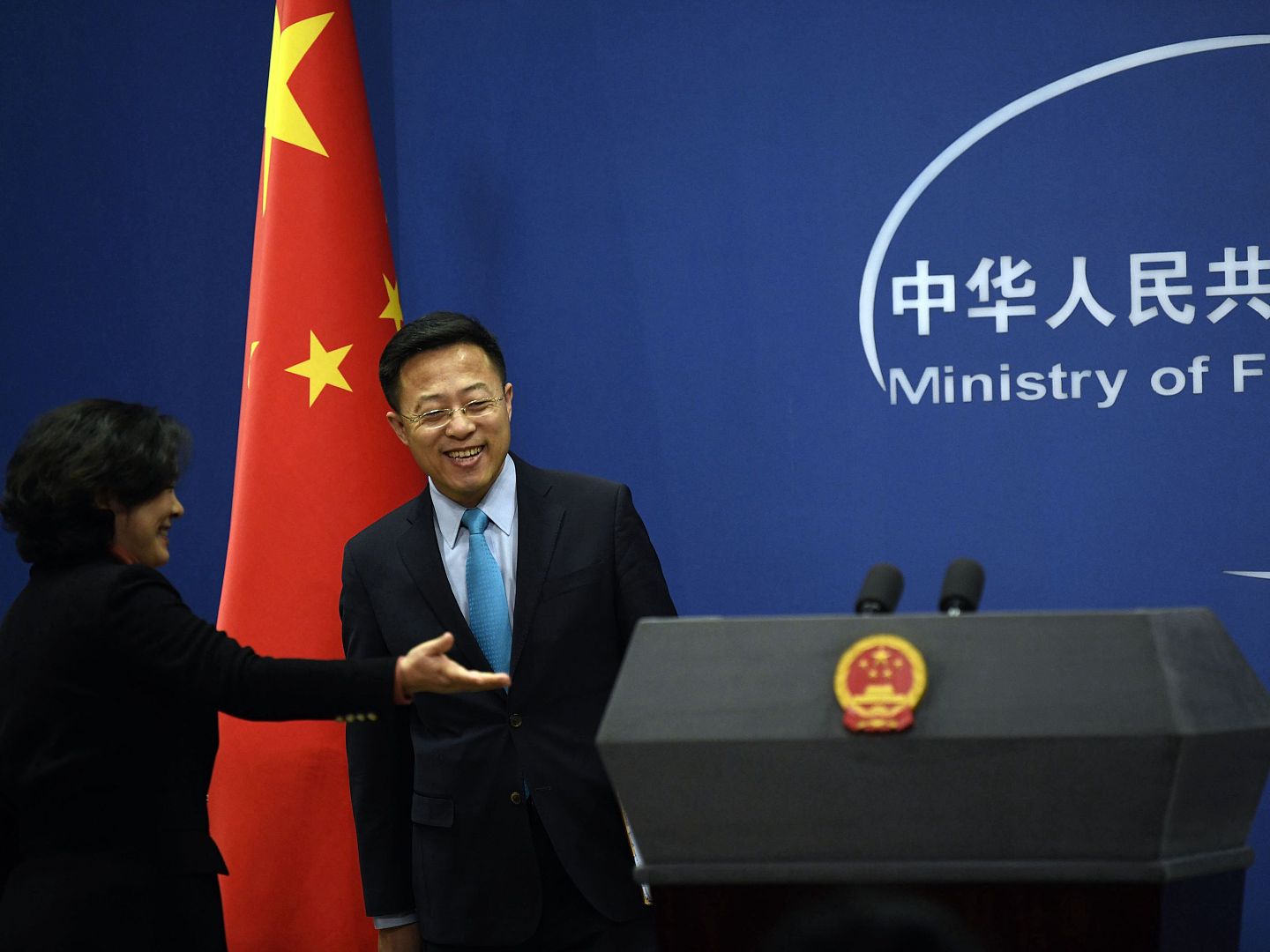 2月24日，同为外交部发言人的中国外交部新闻司司长华春莹（左）介绍新任发言人赵立坚。（新华社）