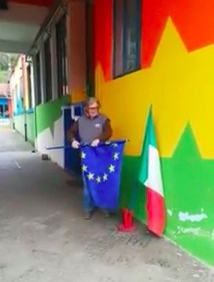 意大利人拿掉欧盟旗帜