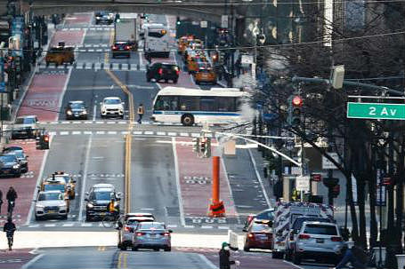 3月21日，美国纽约曼哈顿往日车水马龙的42街如今已冷冷清清。（图片来源：中新社）