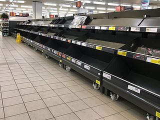 英国感染人数也逐渐增加。图为2020年3月19日，伦敦一家超市的货架上商品被一扫而空。（AP）