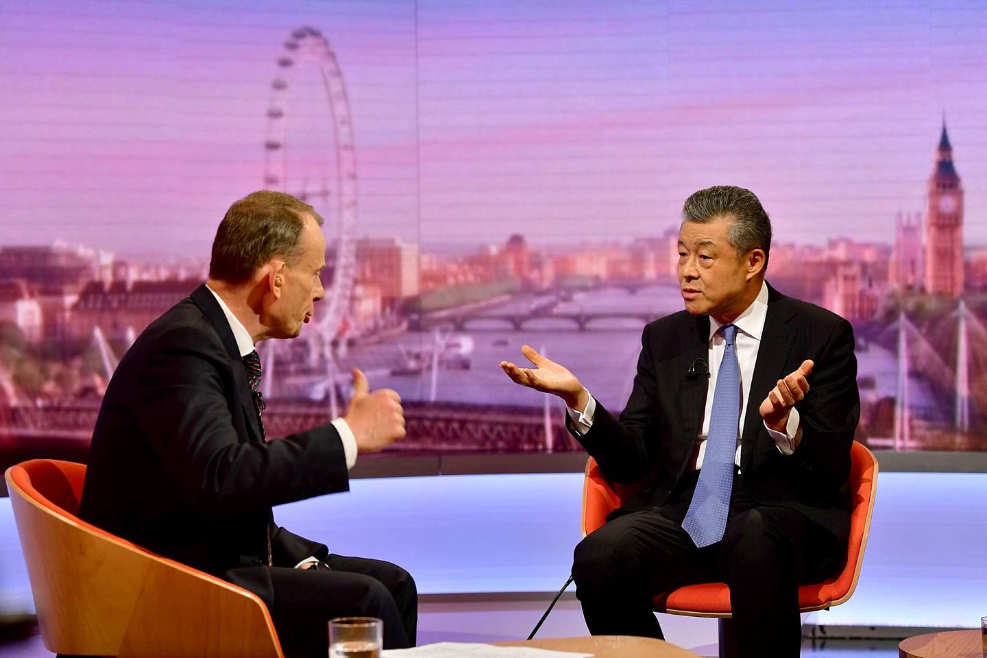 中国驻英大使刘晓明（右）也在近期接受了英国BBC的电视采访。（Reuters）