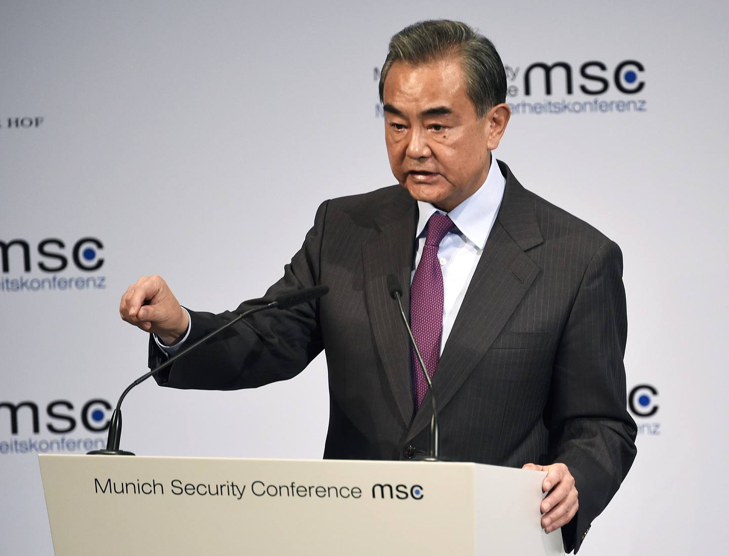 王毅在德国慕尼黑会议期间正面回答了诸多关于中国疫情的问题。（AP）