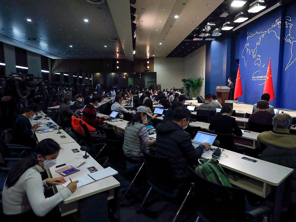 3月18日凌晨，中国外交部发表声明宣布，针对美方大幅削减、实际驱逐中国媒体驻美机构员工，中方要求多家美国主流媒体的驻京记者于10天内交还记者证，中美双方争端蔓延至媒体界。（AP）