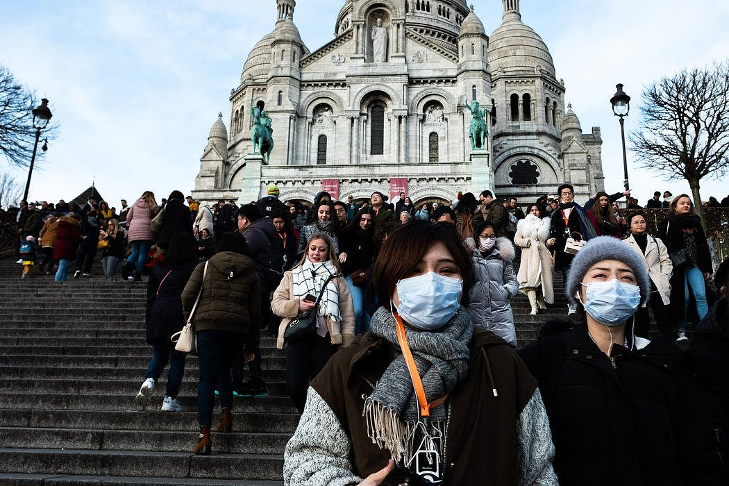 2月，巴黎的游客。