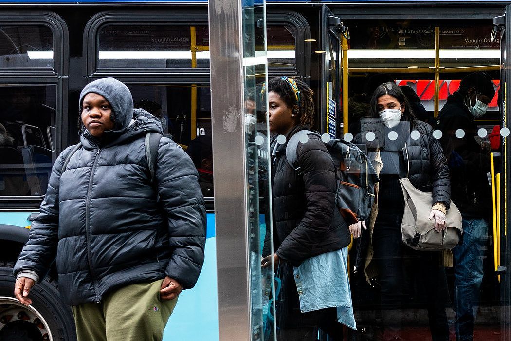 通常每天有百万人密集流动于纽约市地铁和公共汽车上。
