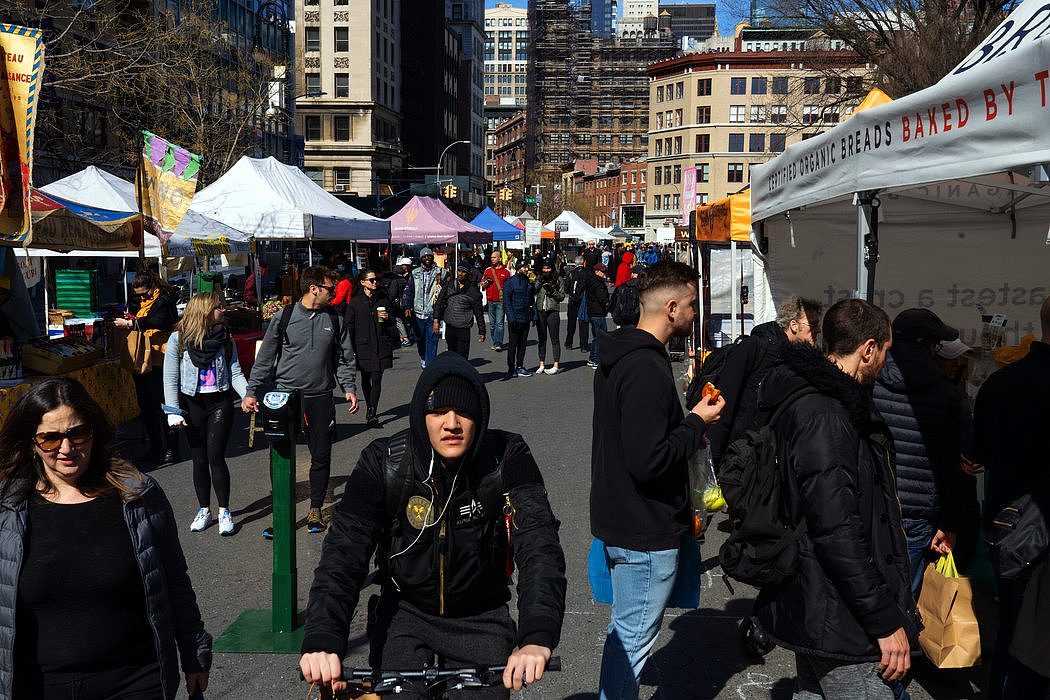 尽管政府命令人们留在家里并避免近距离接触，但周六仍有人在曼哈顿的联合广场绿色市集购物。