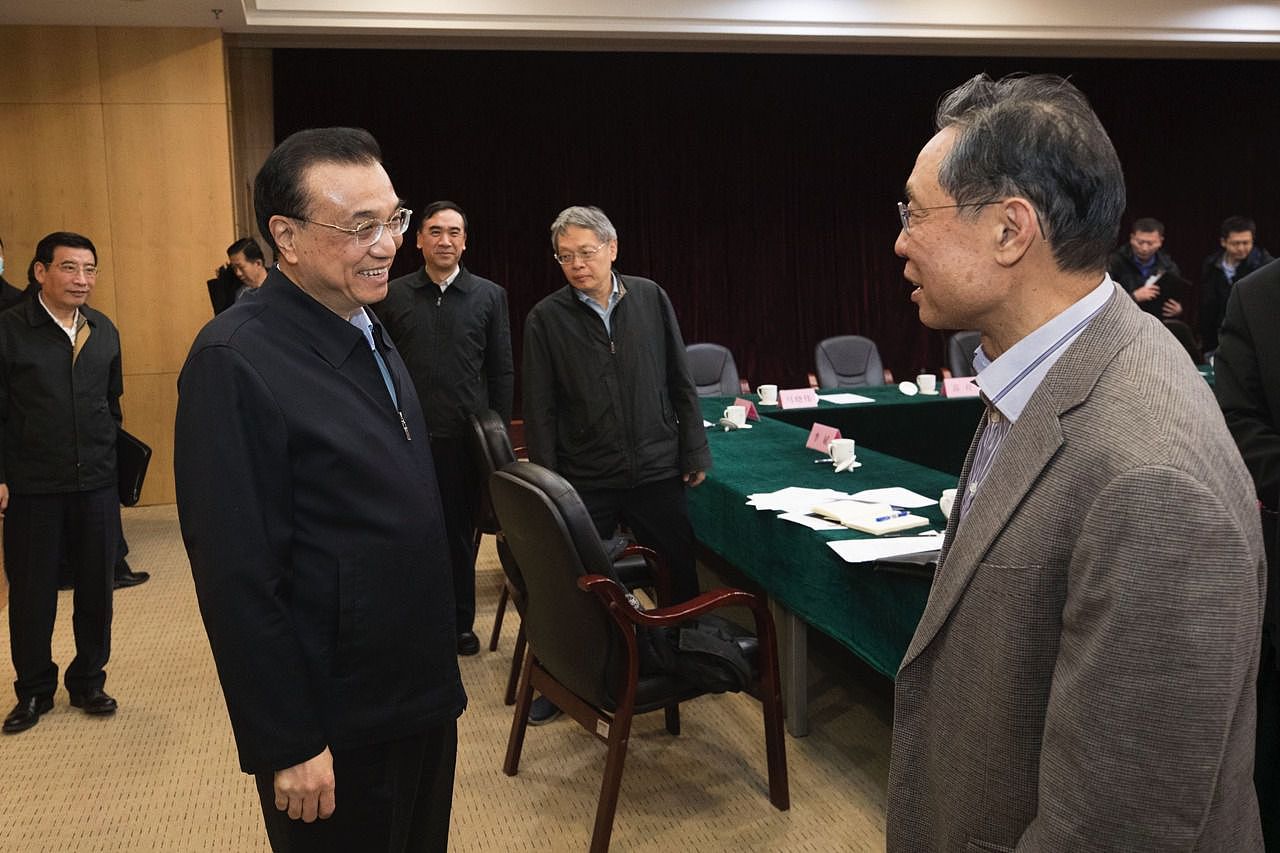 1月30日，中国总理李克强在中国疾控中心会见钟南山（右）团队。（新华社）