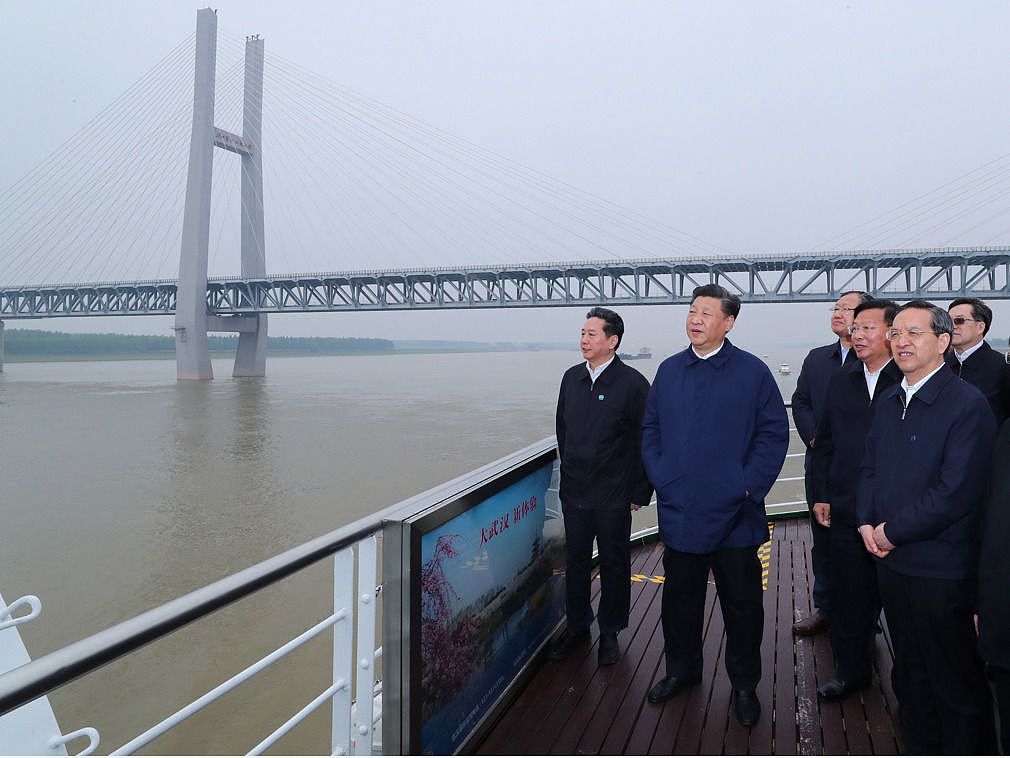 2018年4月25日，习近平在荆州港码头视察，蒋超良（右一）等陪同。（新华社）