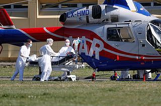 法国的疫情仍然在迅速上涨，法国动用直升飞机转移重症患者。（AP）