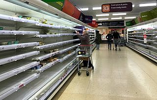 英国伦敦的一间超市内，很多商品已被抢购一空。（AP）