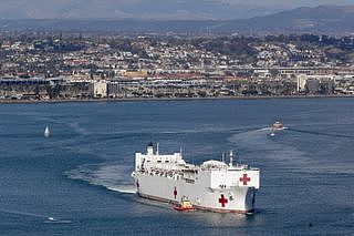 美国已经出动医院船应对疫情。图为医院船停靠美国圣地亚哥。（AP）