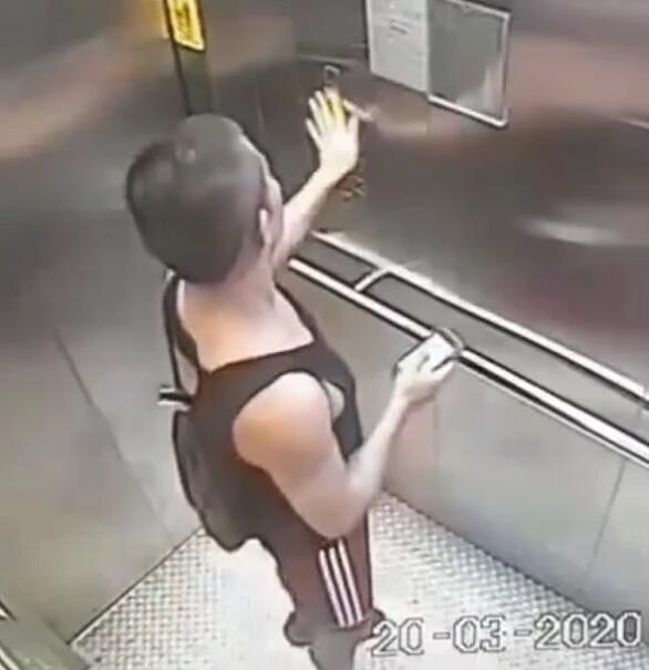 泰国32岁男子地铁站坐电梯，手沾新鲜男性体液，随后触摸电梯按钮