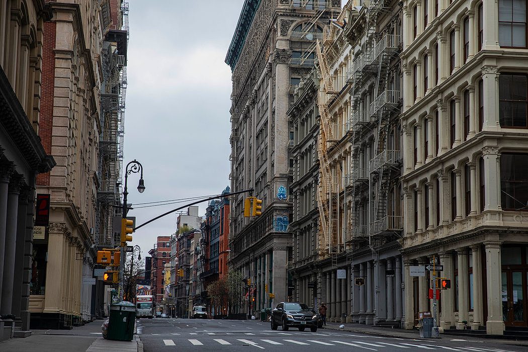 曼哈顿休南区一条安静的马路。纽约州已下令关闭所有非必要的商铺。
