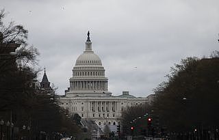 美国国会参议院已经通过了高达2.2万亿美元的救助法案，用于应对新冠疫情。（新华社）