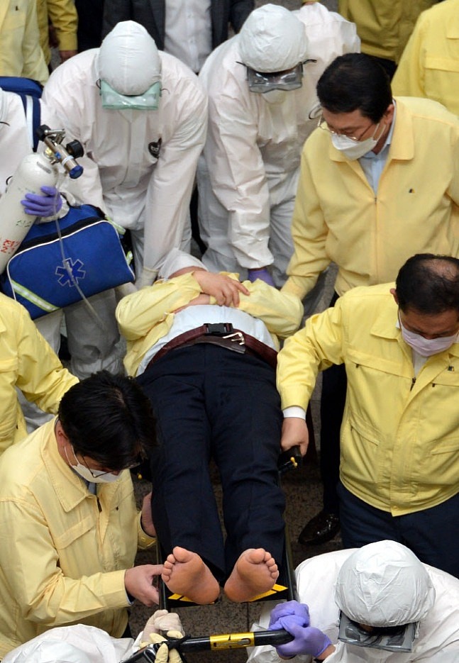 韩国大邱市长突然昏倒 办公室连睡30多天行军床（组图） - 5